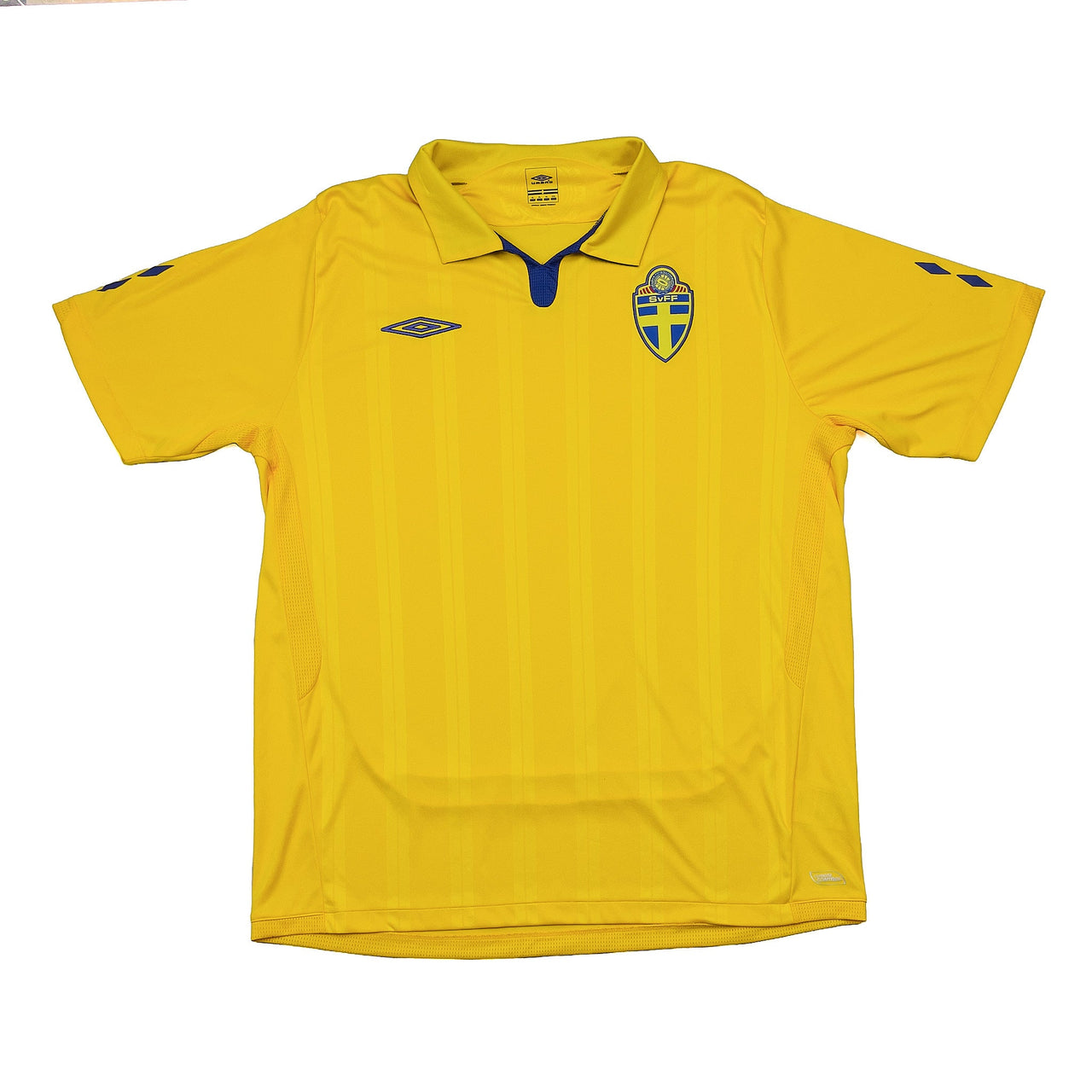 CULT KITS - 2009/10 SWEDEN HOME SHIRT (XL) UMBRO