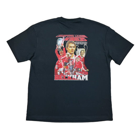 MANCHESTER UNITED BECKHAM 'CAMP NOU 1999' BOOTLEG TEE | Cult Kits, XXL / Manchester United / Black